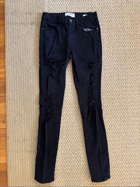 Frame Denim Women’s Skinny Jeans in Black with Distressed Detail